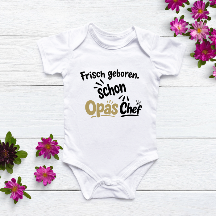 Frisch geboren, schon Opas Chef body