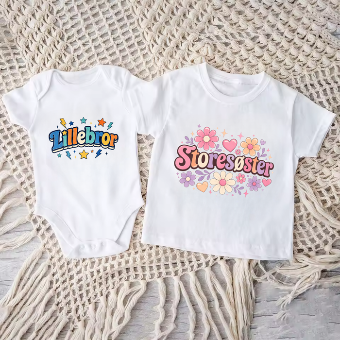 Matchende lillebror og storesøster med stjerner og blomster