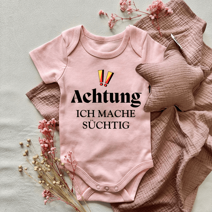 Achtung!! Ich mache süchtig - Märchen Mode aus Bio - Baumwolle personalisierte geschenke Babyset & Bodys mit spruch & Geschenkideen für Neugeborene & 0–24 Monate & und perfekt als Geschenk zur Geburt