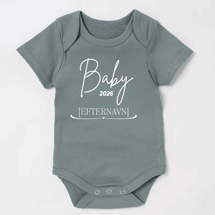 Baby 2026 [Efternavn] - Märchen Mode aus Bio - Baumwolle personalisierte geschenke Babyset & Bodys mit spruch & Geschenkideen für Neugeborene & 0–24 Monate & und perfekt als Geschenk zur Geburt