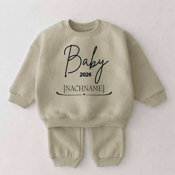 Baby 2026 [Nachname] - Märchen Mode aus Bio - Baumwolle personalisierte geschenke Babyset & Bodys mit spruch & Geschenkideen für Neugeborene & 0–24 Monate & und perfekt als Geschenk zur Geburt