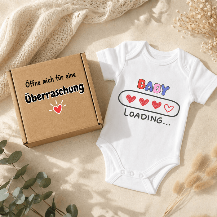 Baby Loading... - Schwangerschaftsverkündung - Märchen Mode aus Bio - Baumwolle personalisierte geschenke Babyset & Bodys mit spruch & Geschenkideen für Neugeborene & 0–24 Monate & und perfekt als Geschenk zur Geburt