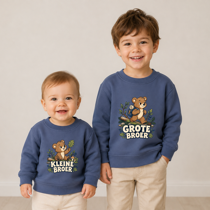 Grote broer en kleine broer in blauwe beren sweaters