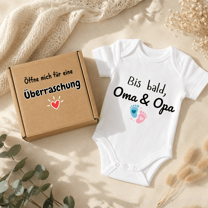 Bis bald, Oma & Opa - Schwangerschaftsverkündung - Märchen Mode aus Bio - Baumwolle personalisierte geschenke Babyset & Bodys mit spruch & Geschenkideen für Neugeborene & 0–24 Monate & und perfekt als Geschenk zur Geburt