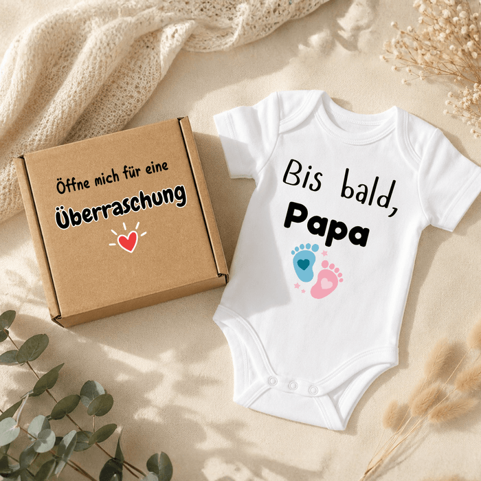 Bis bald, Papa - Schwangerschaftsverkündung - Märchen Mode aus Bio - Baumwolle personalisierte geschenke Babyset & Bodys mit spruch & Geschenkideen für Neugeborene & 0–24 Monate & und perfekt als Geschenk zur Geburt