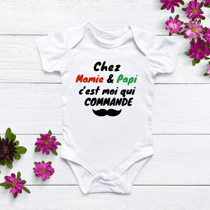 Chez Mamie & Papi c’est moi qui commande body - Märchen Mode aus Bio-Baumwolle personalisierte geschenke Babyset & Bodys mit spruch & Geschenkideen für Neugeborene & 0–24 Monate & und perfekt als Geschenk zur Geburt