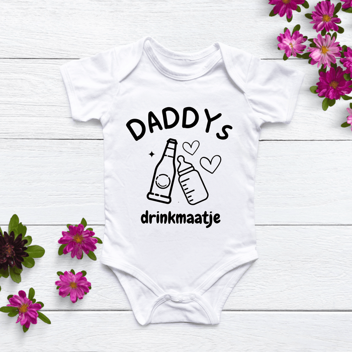 DADDYs drinkmaatje Body - Märchen Mode aus Bio - Baumwolle personalisierte geschenke Babyset & Bodys mit spruch & Geschenkideen für Neugeborene & 0–24 Monate & und perfekt als Geschenk zur Geburt