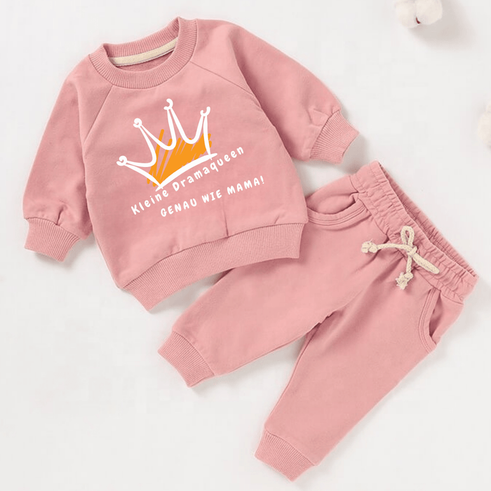 Drama Queen Rosa - Märchen Mode aus Bio - Baumwolle personalisierte geschenke Babyset & Bodys mit spruch & Geschenkideen für Neugeborene & 0–24 Monate & und perfekt als Geschenk zur Geburt