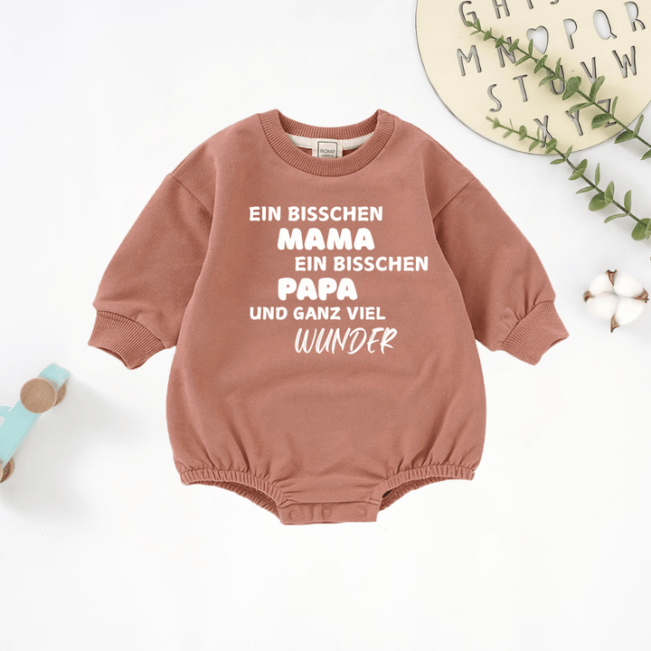EIN BISSCHEN MAMA EIN BISSCHEN PAPA und ganz viel WUNDER Strampler - Märchen Mode - 