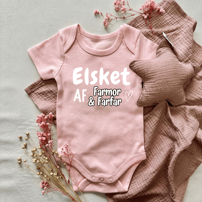 Elsket af Farmor & Farfar Body - Märchen Mode aus Bio - Baumwolle personalisierte geschenke Babyset & Bodys mit spruch & Geschenkideen für Neugeborene & 0–24 Monate & und perfekt als Geschenk zur Geburt