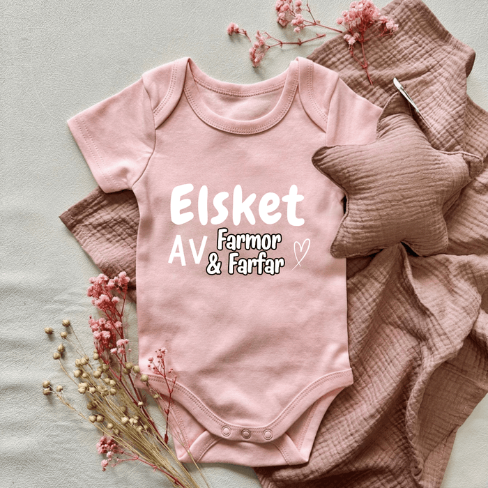 Elsket AV Farmor & Farfar Body - Märchen Mode aus Bio-Baumwolle personalisierte geschenke Babyset & Bodys mit spruch & Geschenkideen für Neugeborene & 0–24 Monate & und perfekt als Geschenk zur Geburt