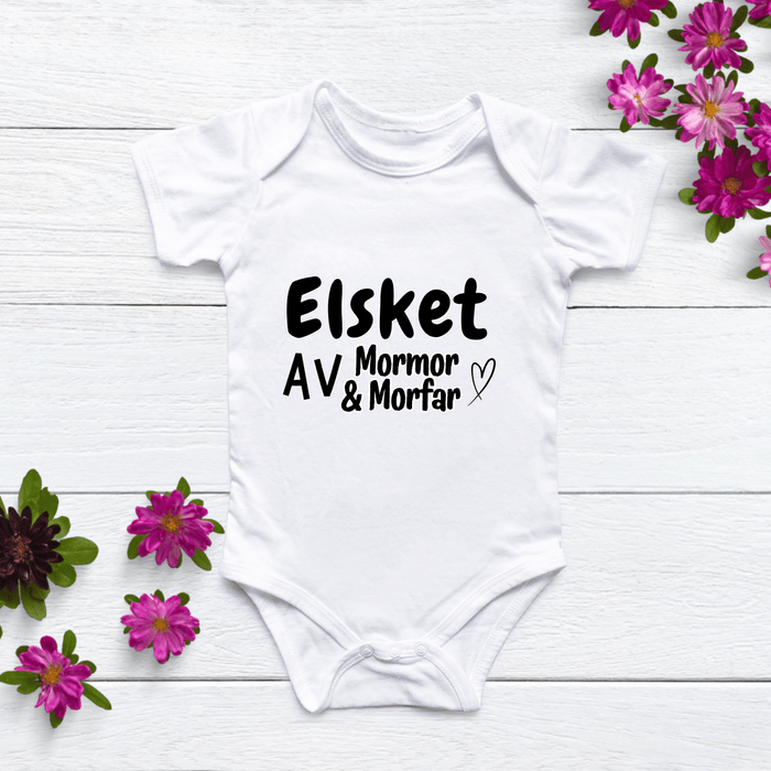 Elsket AV Momor & Morfar Body - Märchen Mode aus Bio-Baumwolle personalisierte geschenke Babyset & Bodys mit spruch & Geschenkideen für Neugeborene & 0–24 Monate & und perfekt als Geschenk zur Geburt