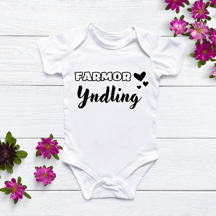 Farmor Yndling Body - Märchen Mode aus Bio - Baumwolle personalisierte geschenke Babyset & Bodys mit spruch & Geschenkideen für Neugeborene & 0–24 Monate & und perfekt als Geschenk zur Geburt