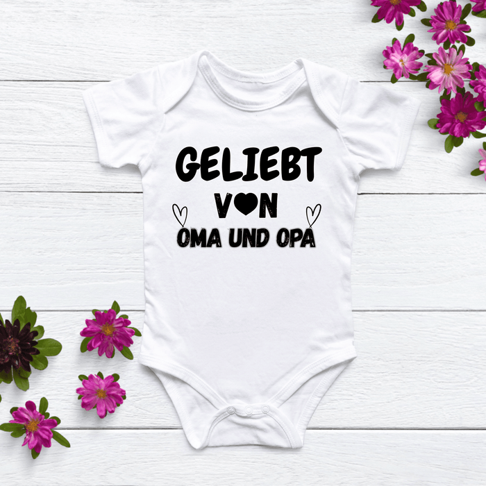 GELIEBT von OMA UND OPA Body - Märchen Mode aus Bio - Baumwolle personalisierte geschenke Babyset & Bodys mit spruch & Geschenkideen für Neugeborene & 0–24 Monate & und perfekt als Geschenk zur Geburt