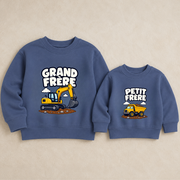 Sweaters bleus assortis grand frère et petit frère avec motif engins de chantier