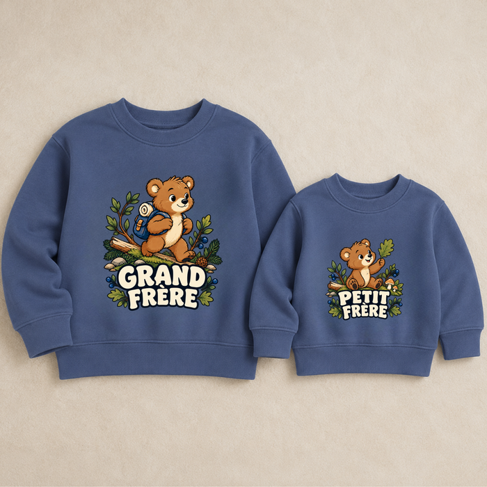 Sweaters bleus assortis grand frère et petit frère avec motif ours