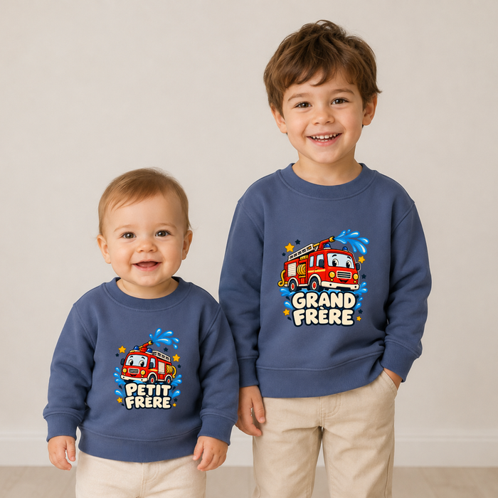 Grand frère et petit frère portant des sweaters bleus assortis