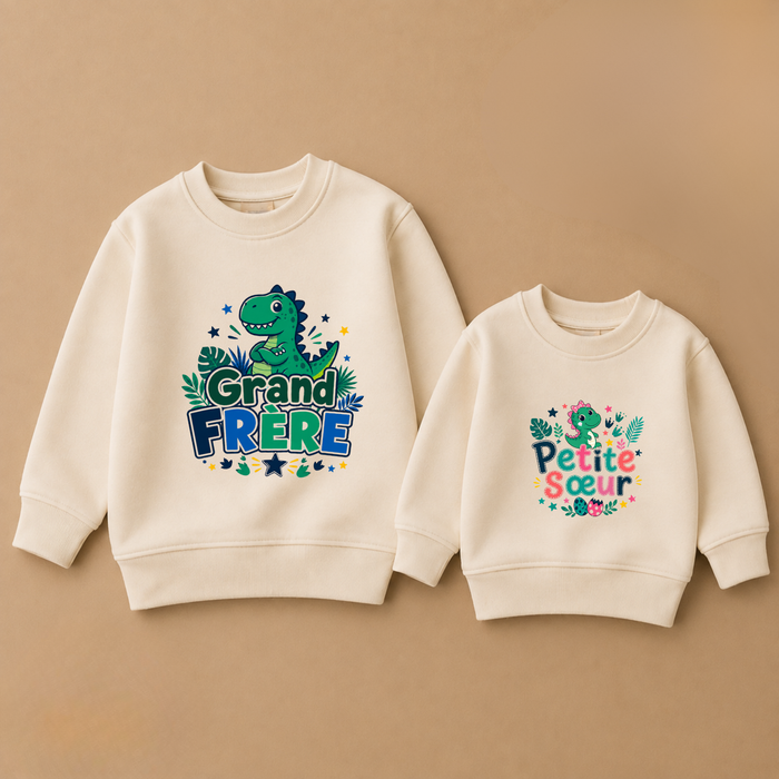 Sweaters beiges assortis avec dinosaure