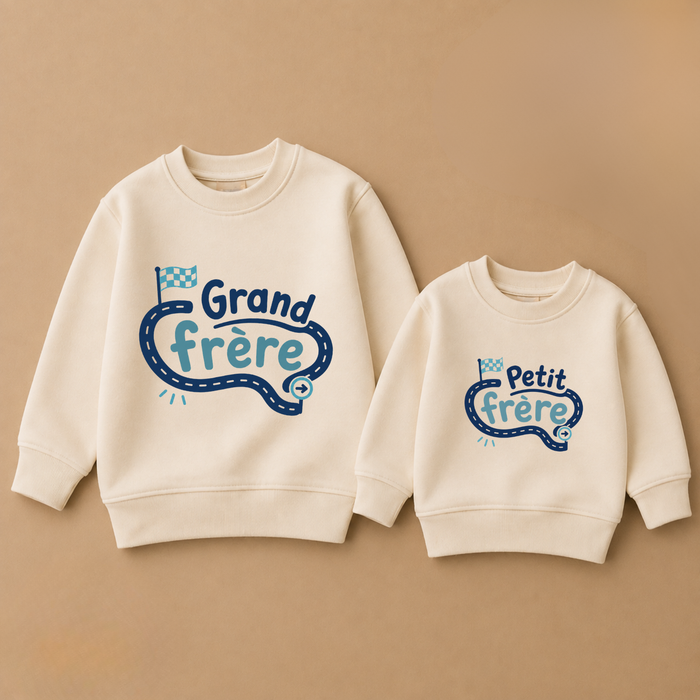 Sweaters beiges assortis avec route