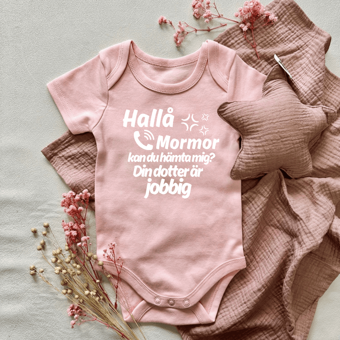 Hallå Mormor kan du hämta mig? Din dotter är jobbig body - Märchen Mode aus Bio-Baumwolle personalisierte geschenke Babyset & Bodys mit spruch & Geschenkideen für Neugeborene & 0–24 Monate & und perfekt als Geschenk zur Geburt