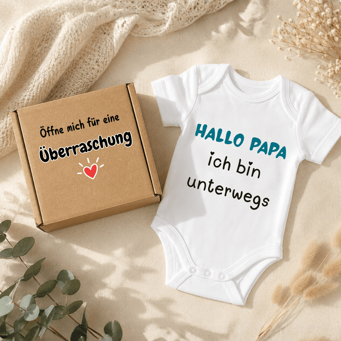Hallo Papa, ich bin unterwegs - Schwangerschaftsverkündung - Märchen Mode aus Bio - Baumwolle personalisierte geschenke Babyset & Bodys mit spruch & Geschenkideen für Neugeborene & 0–24 Monate & und perfekt als Geschenk zur Geburt