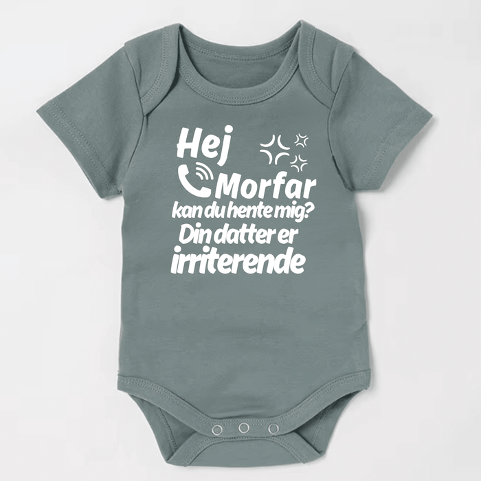Hej Morfar kan du hente mig? Din datter er irriterende Body - Märchen Mode aus Bio - Baumwolle personalisierte geschenke Babyset & Bodys mit spruch & Geschenkideen für Neugeborene & 0–24 Monate & und perfekt als Geschenk zur Geburt