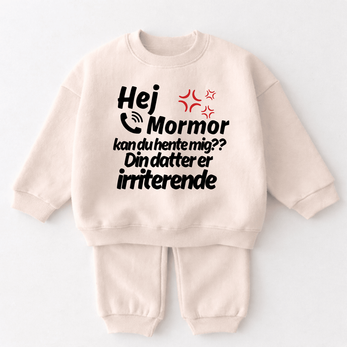 Hej Mormor kan du hente mig? Din datter er irriterende - Märchen Mode aus Bio - Baumwolle personalisierte geschenke Babyset & Bodys mit spruch & Geschenkideen für Neugeborene & 0–24 Monate & und perfekt als Geschenk zur Geburt