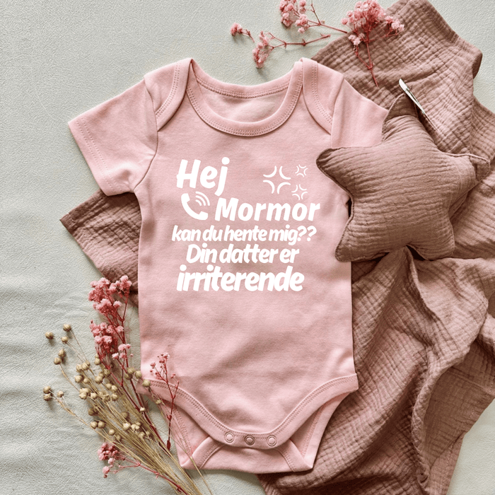 Hej Mormor kan du hente mig?? Din datter er irriterende Body - Märchen Mode aus Bio - Baumwolle personalisierte geschenke Babyset & Bodys mit spruch & Geschenkideen für Neugeborene & 0–24 Monate & und perfekt als Geschenk zur Geburt