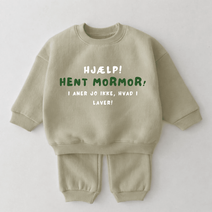 HJÆLP! HENT MORMOR! I aner jo ikke, hvad I laver! - Märchen Mode aus Bio - Baumwolle personalisierte geschenke Babyset & Bodys mit spruch & Geschenkideen für Neugeborene & 0–24 Monate & und perfekt als Geschenk zur Geburt