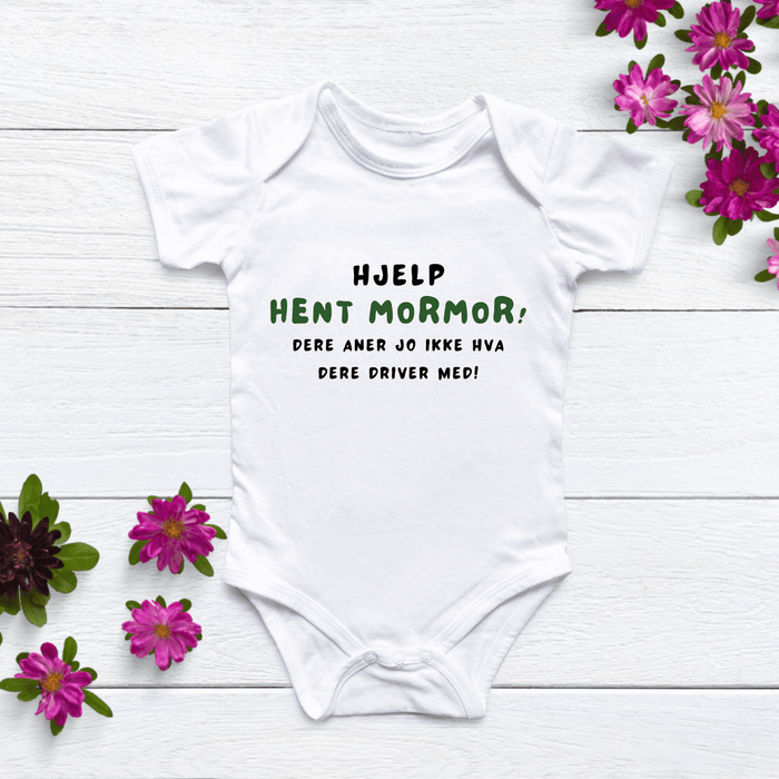 Hjelp HENT MORMOR! Dere aner jo ikke hva dere driver med! Body - Märchen Mode aus Bio-Baumwolle personalisierte geschenke Babyset & Bodys mit spruch & Geschenkideen für Neugeborene & 0–24 Monate & und perfekt als Geschenk zur Geburt