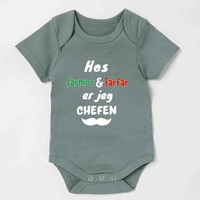 Hos Farmor & Farfar er jeg chefen Body - Märchen Mode aus Bio - Baumwolle personalisierte geschenke Babyset & Bodys mit spruch & Geschenkideen für Neugeborene & 0–24 Monate & und perfekt als Geschenk zur Geburt