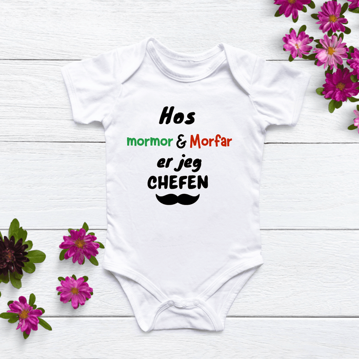 Hos mormor & Morfar er jeg chefen Body - Märchen Mode aus Bio - Baumwolle personalisierte geschenke Babyset & Bodys mit spruch & Geschenkideen für Neugeborene & 0–24 Monate & und perfekt als Geschenk zur Geburt