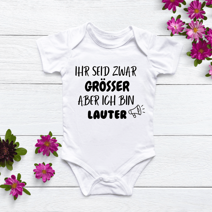 Ihr seid zwar größer aber ich bin Lauter !!! - Märchen Mode aus Bio - Baumwolle personalisierte geschenke Babyset & Bodys mit spruch & Geschenkideen für Neugeborene & 0–24 Monate & und perfekt als Geschenk zur Geburt