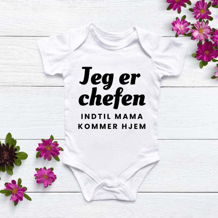 Jeg er chefen indtil Mama kommer hjem - Märchen Mode aus Bio - Baumwolle personalisierte geschenke Babyset & Bodys mit spruch & Geschenkideen für Neugeborene & 0–24 Monate & und perfekt als Geschenk zur Geburt