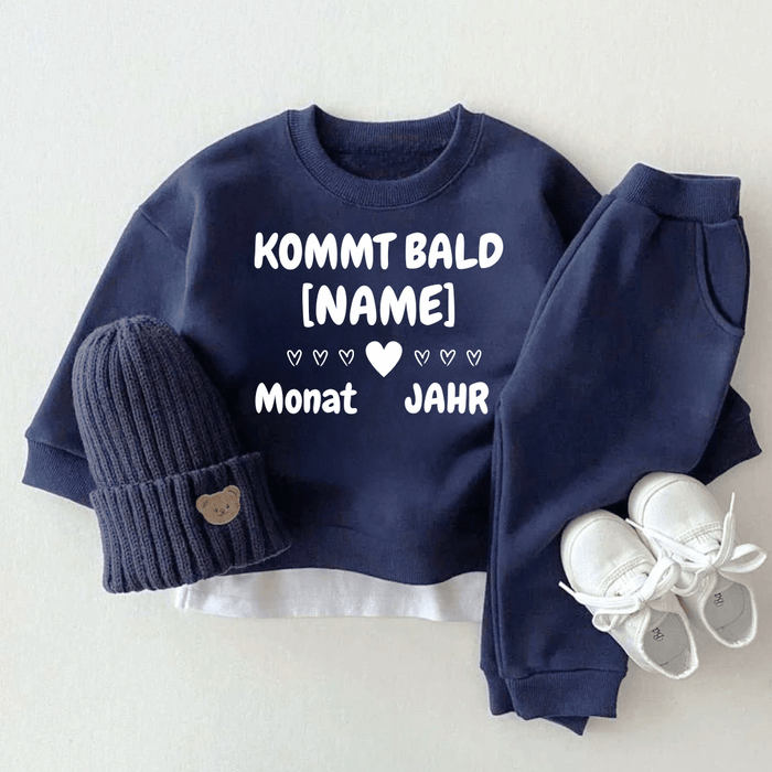 KOMMT BALD [NAME] mit Geburtsdatum - Märchen Mode aus Bio - Baumwolle personalisierte geschenke Babyset & Bodys mit spruch & Geschenkideen für Neugeborene & 0–24 Monate & und perfekt als Geschenk zur Geburt