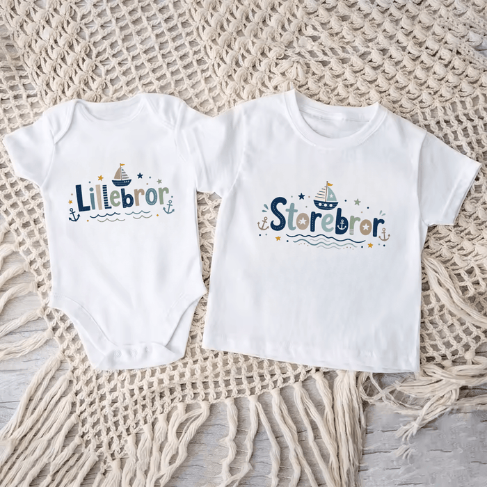 Matchende brødresett med seilbåtdesign - Märchen Mode aus Bio-Baumwolle personalisierte geschenke Babyset & Bodys mit spruch & Geschenkideen für Neugeborene & 0–24 Monate & und perfekt als Geschenk zur Geburt
