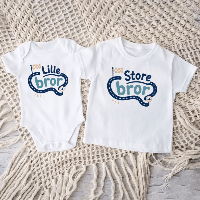 Matchende Sæt Storebror & Lillebror med racerbane - Märchen Mode aus Bio-Baumwolle personalisierte geschenke Babyset & Bodys mit spruch & Geschenkideen für Neugeborene & 0–24 Monate & und perfekt als Geschenk zur Geburt
