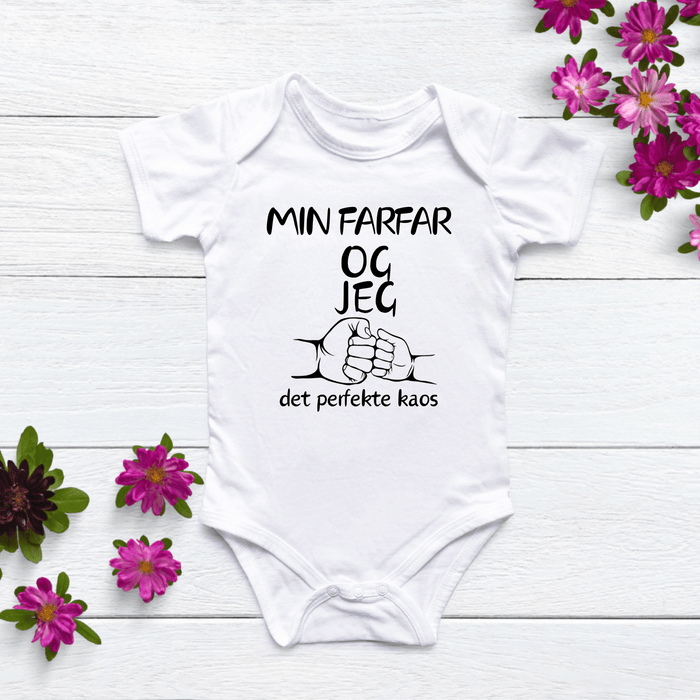 Min farfar Og jeg det perfekte kaos Body - Märchen Mode aus Bio - Baumwolle personalisierte geschenke Babyset & Bodys mit spruch & Geschenkideen für Neugeborene & 0–24 Monate & und perfekt als Geschenk zur Geburt
