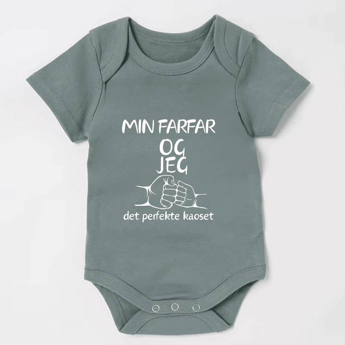 Min farfar Og jeg det perfekte kaosetet Body - Märchen Mode aus Bio-Baumwolle personalisierte geschenke Babyset & Bodys mit spruch & Geschenkideen für Neugeborene & 0–24 Monate & und perfekt als Geschenk zur Geburt