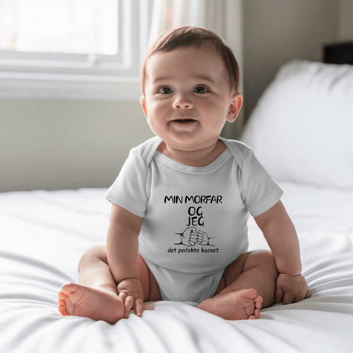 Min Morfar Og jeg det perfekte kaosetet Body - Märchen Mode aus Bio-Baumwolle personalisierte geschenke Babyset & Bodys mit spruch & Geschenkideen für Neugeborene & 0–24 Monate & und perfekt als Geschenk zur Geburt