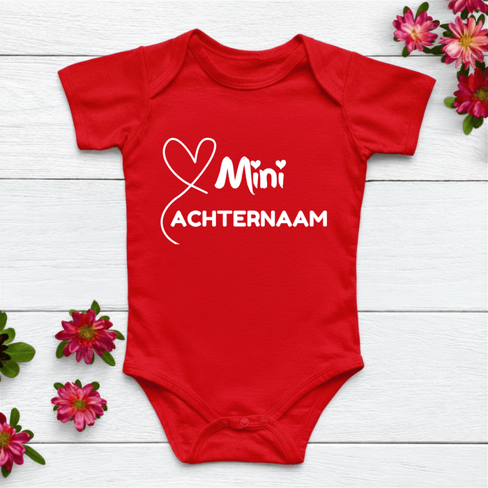 Mini Achternaam Body Rood - Märchen Mode aus Bio - Baumwolle personalisierte geschenke Babyset & Bodys mit spruch & Geschenkideen für Neugeborene & 0–24 Monate & und perfekt als Geschenk zur Geburt