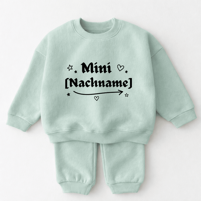 Mini [Nachname] - Märchen Mode aus Bio - Baumwolle personalisierte geschenke Babyset & Bodys mit spruch & Geschenkideen für Neugeborene & 0–24 Monate & und perfekt als Geschenk zur Geburt