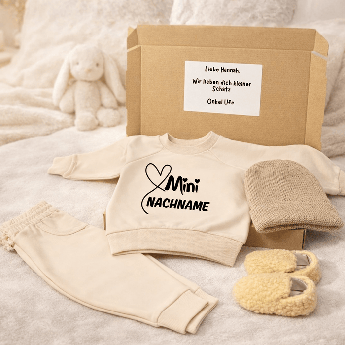 Mini Nachname Geschenkbox - Märchen Mode aus Bio - Baumwolle personalisierte geschenke Babyset & Bodys mit spruch & Geschenkideen für Neugeborene & 0–24 Monate & und perfekt als Geschenk zur Geburt