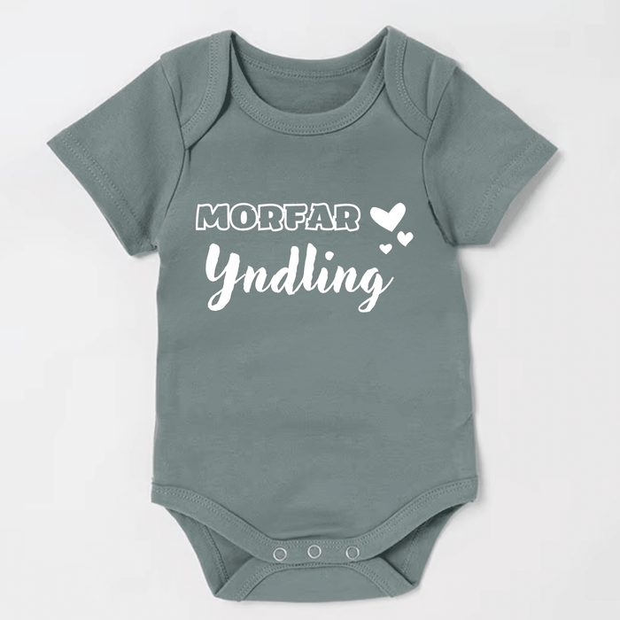 Morfar Yndling Body - Märchen Mode aus Bio - Baumwolle personalisierte geschenke Babyset & Bodys mit spruch & Geschenkideen für Neugeborene & 0–24 Monate & und perfekt als Geschenk zur Geburt