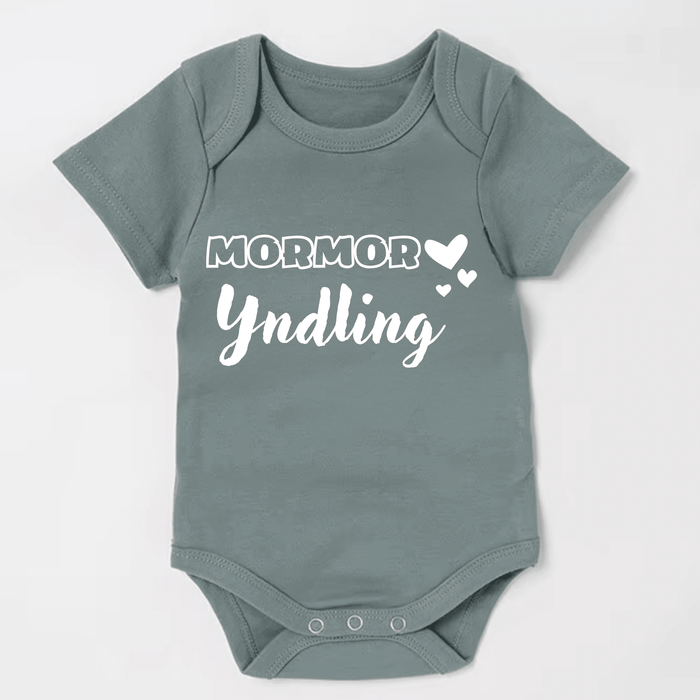 Mormor Yndling Body - Märchen Mode aus Bio - Baumwolle personalisierte geschenke Babyset & Bodys mit spruch & Geschenkideen für Neugeborene & 0–24 Monate & und perfekt als Geschenk zur Geburt