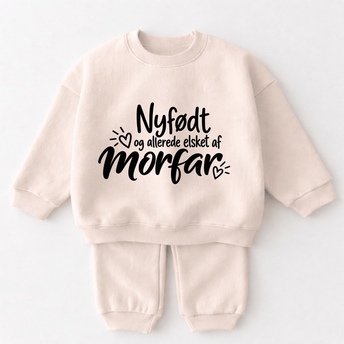 Nyfødt og allerede elsket af morfar - Märchen Mode aus Bio-Baumwolle personalisierte geschenke Babyset & Bodys mit spruch & Geschenkideen für Neugeborene & 0–24 Monate & und perfekt als Geschenk zur Geburt