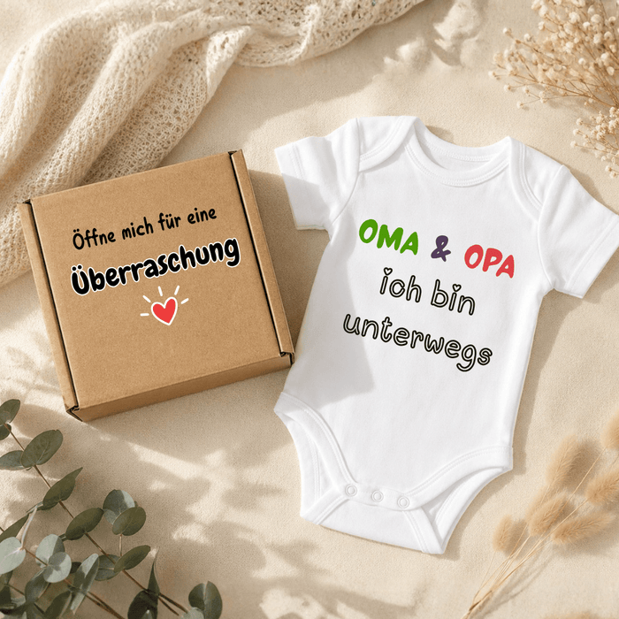 Oma & Opa, ich bin unterwegs - Schwangerschaftsverkündung - Märchen Mode aus Bio - Baumwolle personalisierte geschenke Babyset & Bodys mit spruch & Geschenkideen für Neugeborene & 0–24 Monate & und perfekt als Geschenk zur Geburt