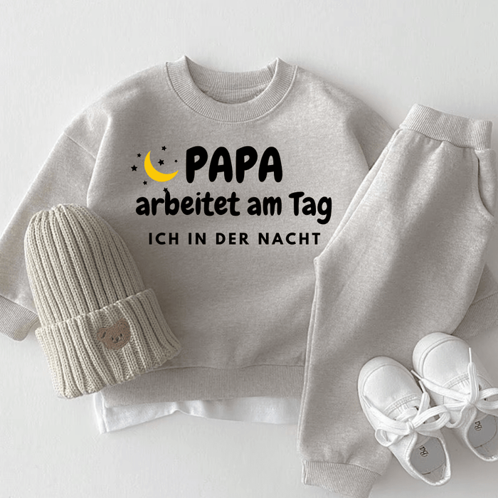 PAPA arbeitet am Tag Ich in der Nacht - Märchen Mode aus Bio - Baumwolle personalisierte geschenke Babyset & Bodys mit spruch & Geschenkideen für Neugeborene & 0–24 Monate & und perfekt als Geschenk zur Geburt
