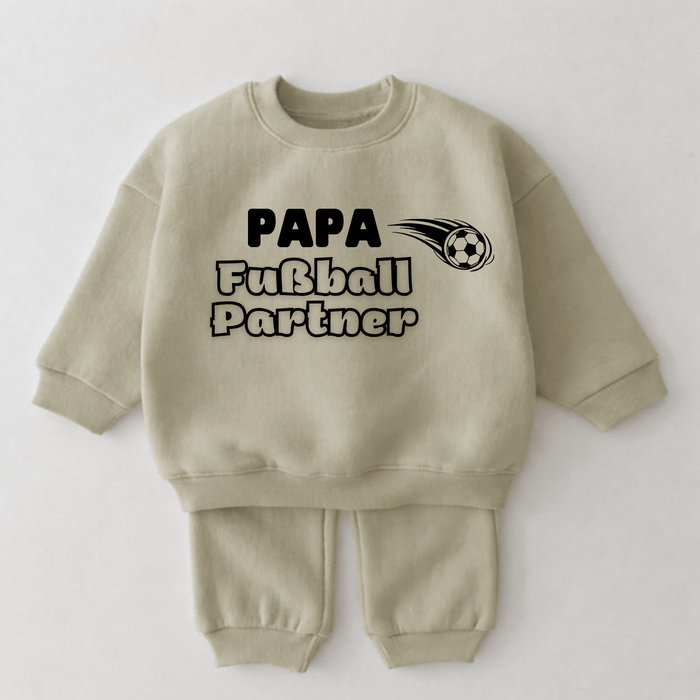 Papa Fußball Partner - Märchen Mode aus Bio - Baumwolle personalisierte geschenke Babyset & Bodys mit spruch & Geschenkideen für Neugeborene & 0–24 Monate & und perfekt als Geschenk zur Geburt