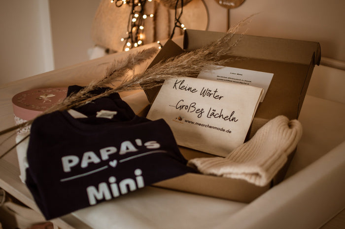 Papas Mini - Geschenkbox - Märchen Mode aus Bio - Baumwolle personalisierte geschenke Babyset & Bodys mit spruch & Geschenkideen für Neugeborene & 0–24 Monate & und perfekt als Geschenk zur Geburt